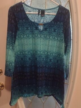 new directions Blue-Green Ombre Keyhole Tunic Top